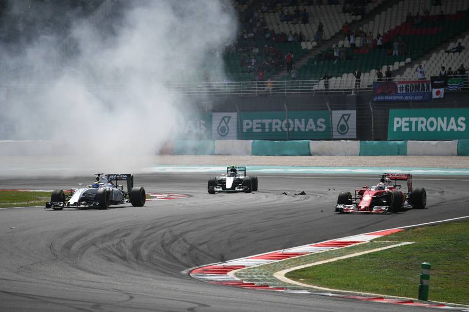 Rosberg (in fondo) riparte, per Vettel (a destra) ritiro con la sospensione spezzata. Getty